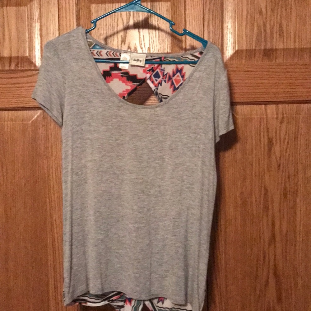 Cute daytrip shirt with open back